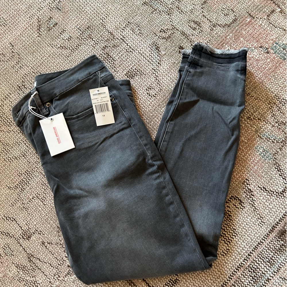 Good American good legs crop fray hem